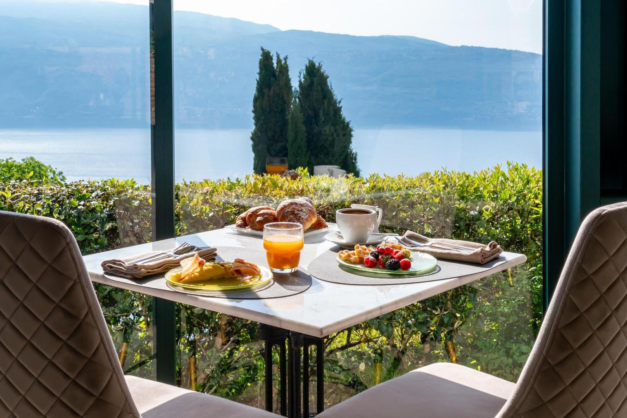Boutique Hotel Villa Sostaga Gargnano Exterior photo